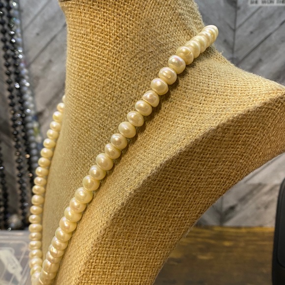 Classic Pearl 18 in Necklace Aprilsplace Chicken - Picture 3 of 5